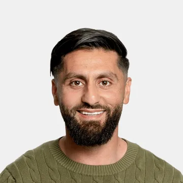 Portræt af Ikram Safi, Founder & CEO hos TillidsBånd
