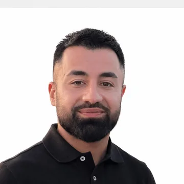 Portræt af Mati Nezami, Communication & Systems Manager hos TillidsBånd